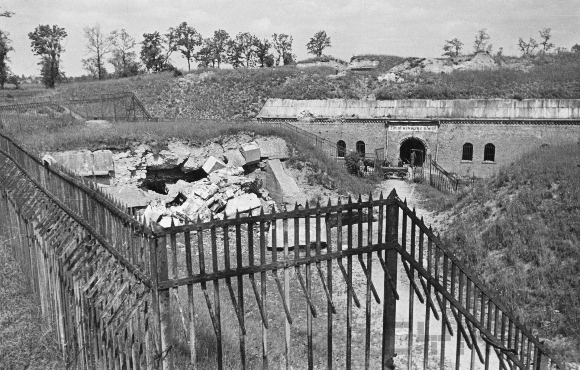 Fort Va Bonin, na pierwszym planie krata forteczna, z lewej wysadzony w 1945 roku blokhauz