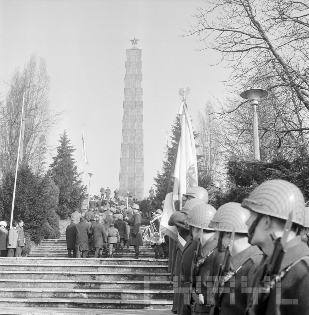 Przedstawiciele KW PZPR w Poz i członkowie-delegacji KPZR z Charkowa. Rok 21.2.1975